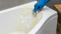 Jak odstranit žluté skvrny z vany bez použití agresivních chemikálií? Pomůže vám tato domácí pasta ze dvou ingrediencí.