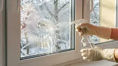 Jak umýt okna bez šmouh: jednoduchý způsob, který funguje i za jasného světla.