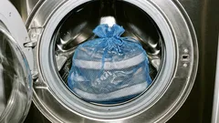 Jak prát tenisky v pračce, aniž by se poškodily: podrobný návod