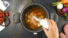 Jak zachránit přesolenou polévku: jaký produkt přidat, aby se odstranila přebytečná sůl