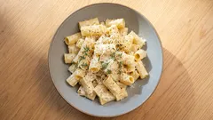 Makarony budou chutné a jemné i bez másla: přidejte ho do vody během vaření.