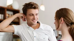 Jazyk tělesných pohybů: jak muži čtou ženské gesta