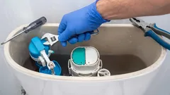 Toaletní mísa prosakuje po spláchnutí. Tři řešení, jak odstranit tento neustálý únik