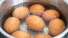 Měly by se vařená vejce ochlazovat ve studené vodě a co tím získáte?