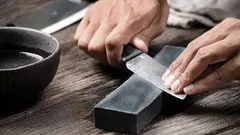 Viděl jsem, jak v Indii brousí nože, a teď to dělám i doma. I staré nože budou za minutu ostré jako břitva.