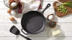 Pokud se pánev připaluje, pomůže metoda „tří kapek“: budete vařit jídla i bez oleje.