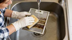 Odsavač bude za 15 minut jako nový. Takto ho vyčistíte bez drahých chemikálií.