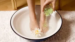 Kyselá a solná koupel nohou: jaké jsou její výhody a kdy ji používat.