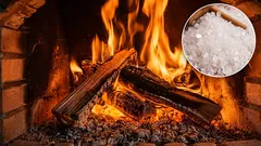  200 gramů do krbu – a komín je jako nový: saze se rozpustí samy, bez čištění nebo profesionální pomoci.